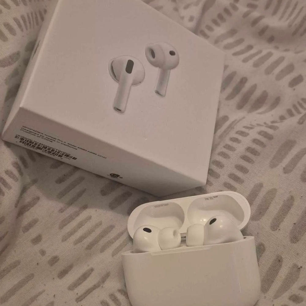 Apple AirPods Pro with Charging Case ( Brand new) Open to negotiation
